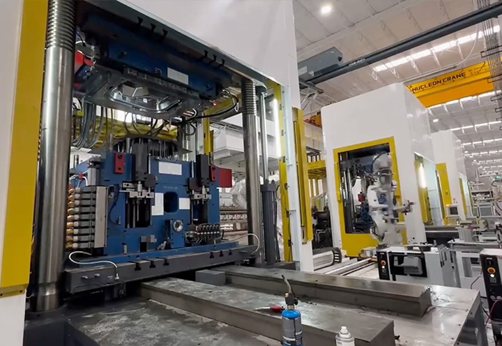 Tấm cách âm cửa hông ô tô máy ép phun đứng 600T (LZ-JS6000D)